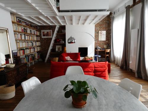Loft style condo 4 people in central and trendy Paris