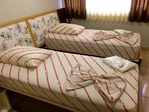 Standard Twin Room image 4