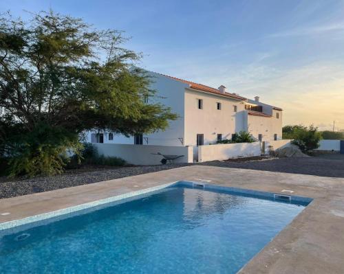 Magnifique villa avec piscine privée à 300m de la plage – khách sạn tại Vila Do Maio