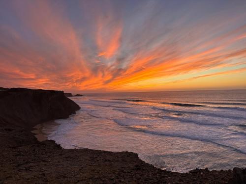 Ocaso - Oceanview Sunsets over Arrifana in Picao
