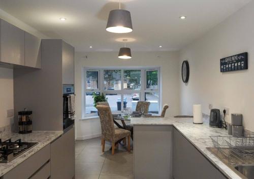 Fort House Large 6BR Home Sleeps 12 3 Bathrooms NEC, JLR, BHX Nearby, Birmingham (photo 10)