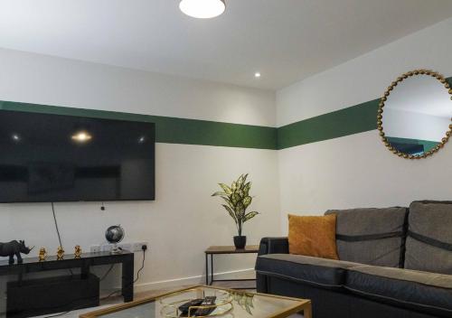 Fort House Large 6BR Home Sleeps 12 3 Bathrooms NEC, JLR, BHX Nearby, Birmingham (photo 2)