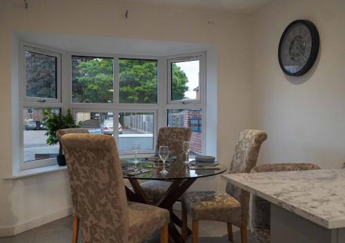Fort House Large 6BR Home Sleeps 12 3 Bathrooms NEC, JLR, BHX Nearby, Birmingham (photo 8)