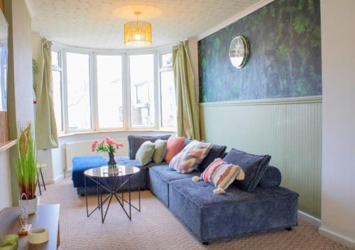 Harvard House, Stylish 3 Bedroom House in Solihull 5 mins to the NEC, BHX ,JLR with free parking, Birmingham