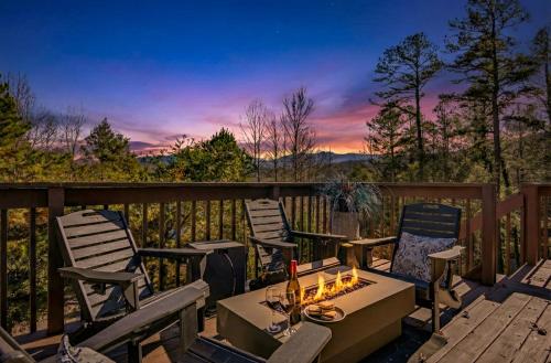 Hot Summer deals! Luxury escape in the smokies! Sauna, Hot tub, MTN Views, BBQ, Fire pit, Double por – khách sạn tại Gatlinburg