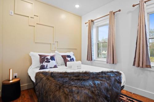Modern Mountain Escape Sleeps Large Groups - image 9