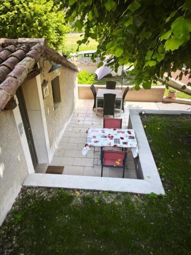 Gîte des Anges, Domaine de la Méouge, piscine et accès direct rivière (Gite des Anges, Domaine de la Meouge, piscine et acces direct riviere) in Barret-sur-Méouge