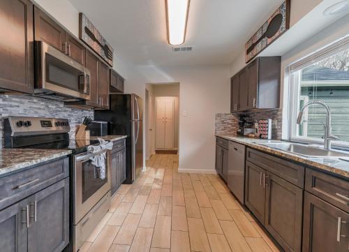 Kitchen, Beautiful home with backyard in Flower Mound