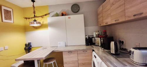 Mini hotel with home facilities in Hamilton West in Hamilton
