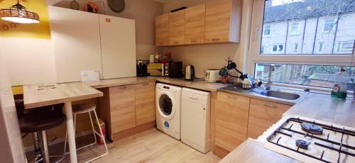 Mini hotel with home facilities in Hamilton West in Hamilton