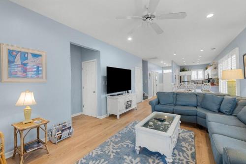 Beachside Charm 3BR Villa with Resort Amenities in Pawleys Island, USA