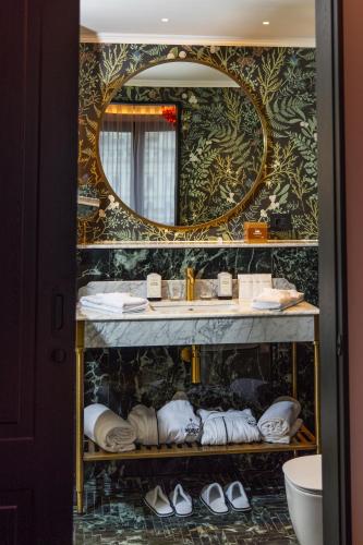 room detail thumbnail 2