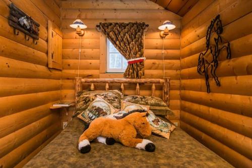 The Mustang Cabin - Bear Creek Cabins in Poplar Bay (AB)