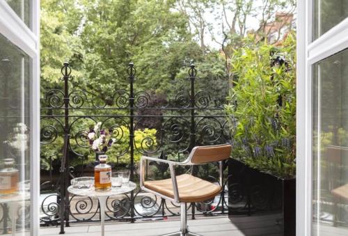 Chic Downtown Flat with City Views - main image