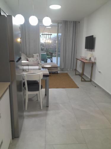 Garden apartment in Neot Golf, with sea view in 凯撒利亚