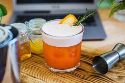 Elegant Family Home with Garden Oasis - image 9