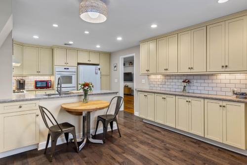 Konyha, New England Nest - Modern 2BR Home with EV Charger in Shelton (Cinnecticut)