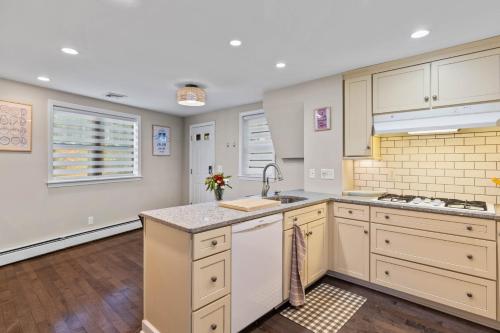 Konyha, New England Nest - Modern 2BR Home with EV Charger in Shelton (Cinnecticut)