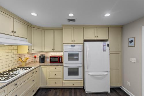Konyha, New England Nest - Modern 2BR Home with EV Charger in Shelton (Cinnecticut)