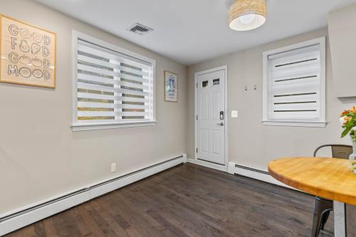 Konyha, New England Nest - Modern 2BR Home with EV Charger in Shelton (Cinnecticut)