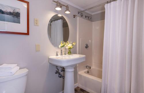 Basin Harbor Room Type - Deluxe Queen Room