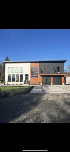 . Modern Sanctuary with Mountain Views and Spa