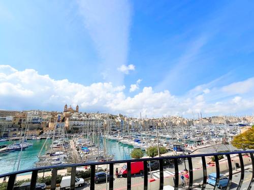 Vittoriosa Seafront Highly Furnished Apartment FL 4 – khách sạn tại Birgu