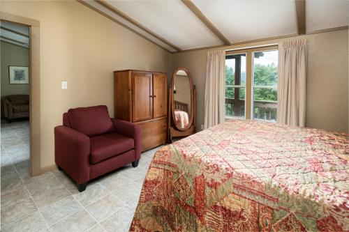 1 king bed, 1 queen bed, 2 twin beds