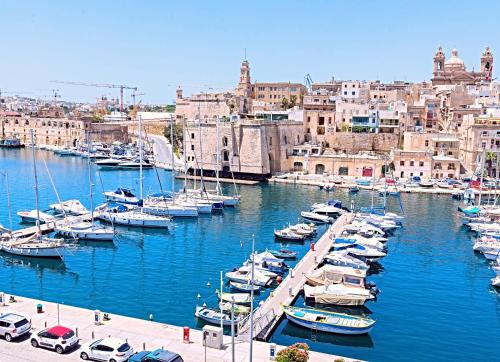 Vittoriosa' Seafront 2 Bed Highly Furnished Apartment – khách sạn tại Birgu