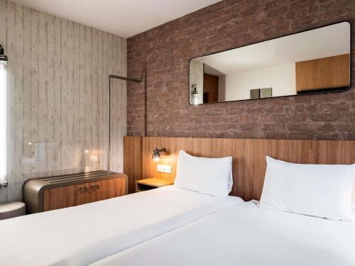 1 queen bed, 2 twin beds