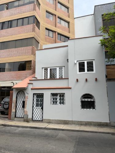 Casita de Miraflores calle Ocharan a 5 minutos de Larcomar
