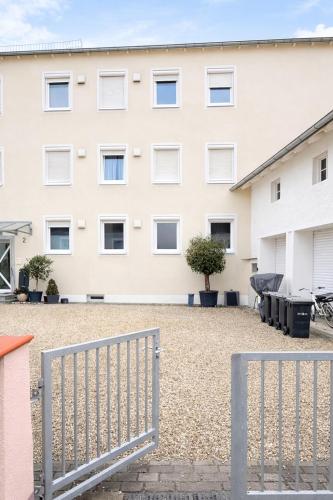 Exterior view, LETA Homes - Zentrale, moderne Wohlfuhlwohnung mit flexiblem, kontaktlosem Zugang & eigenen Parkplat in Plattling