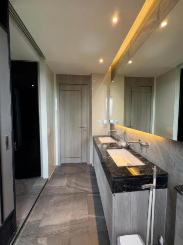 High end large sea view studio