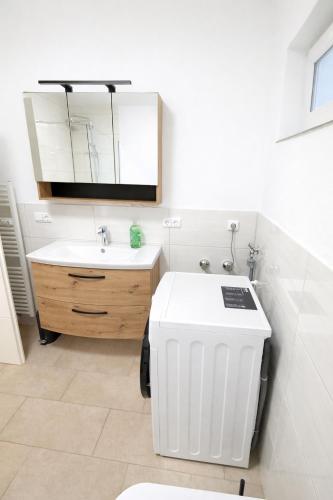 Bathroom, LETA Homes - Zentrale, moderne Wohlfuhlwohnung mit flexiblem, kontaktlosem Zugang & eigenen Parkplat in Plattling