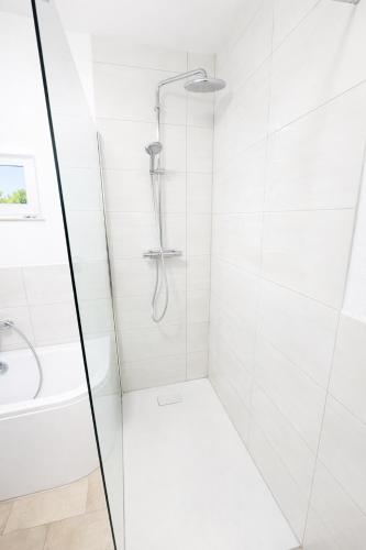 Shower, LETA Homes - Zentrale, moderne Wohlfuhlwohnung mit flexiblem, kontaktlosem Zugang & eigenen Parkplat in Plattling