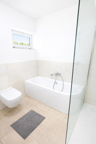 Shower, LETA Homes - Zentrale, moderne Wohlfuhlwohnung mit flexiblem, kontaktlosem Zugang & eigenen Parkplat in Plattling