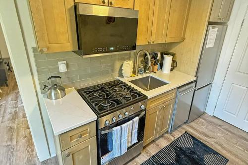 Beautiful Top Floor Unit in Downtown Woodstock! in Woodstock (NY)