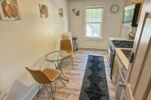 Beautiful Top Floor Unit in Downtown Woodstock! in Woodstock (NY)