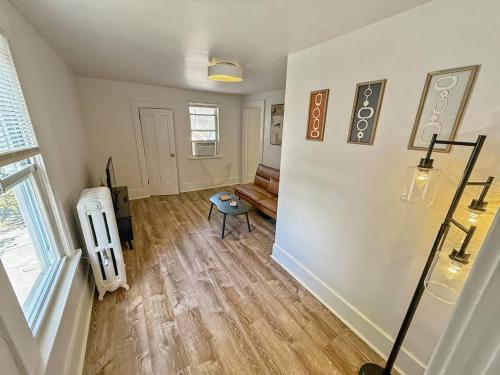 Beautiful Top Floor Unit in Downtown Woodstock! in Woodstock (NY)