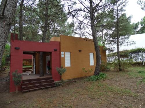 Hermosa casa con deck y pinos en Las Dunas