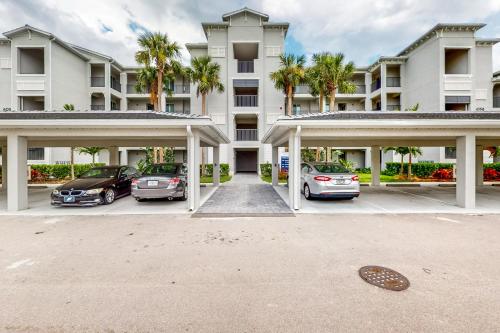 Play & Stay: 1st Floor Ava Maria Condo!