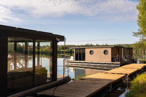 DOMEK na WODZIE - HOUSEBOAT RYBAKÓWKA (DOMEK na WODZIE - HOUSEBOAT RYBAKOWKA) in Cierplewo