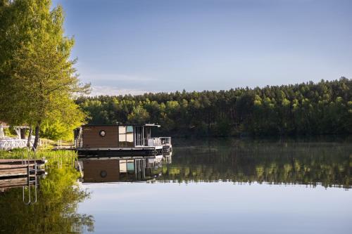 DOMEK na WODZIE - HOUSEBOAT RYBAKÓWKA (DOMEK na WODZIE - HOUSEBOAT RYBAKOWKA) in Cierplewo