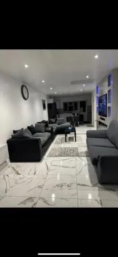 2 bedroom lovely flat photo 2