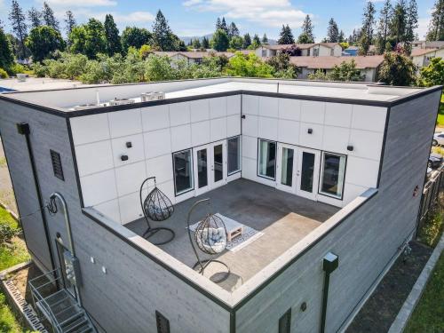 Фасада на хотела, Modern Top Floor 2BR 1BA w Private Rooftop Patio South Hill Near Downtown in Moran Prairie