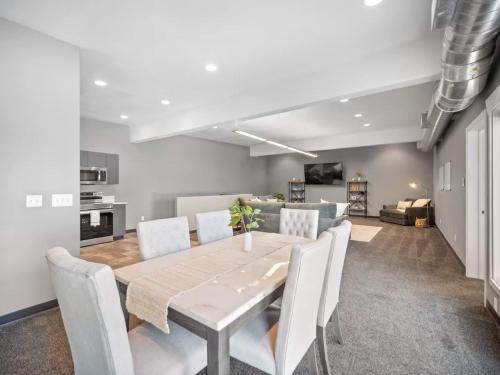 Удобства, Modern Top Floor 2BR 1BA w Private Rooftop Patio South Hill Near Downtown in Moran Prairie