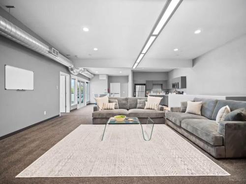 Удобства, Modern Top Floor 2BR 1BA w Private Rooftop Patio South Hill Near Downtown in Moran Prairie