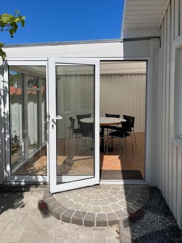 Buitenkant, Newly Renovated Summer House 40 M From The Water in Haderslev
