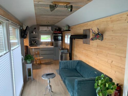 Zirkuswagen auf Radern, Tinyhouse, Tinyhaus, auf gruner Wiese, landlich, nahe Hamburg in Himmelpforten