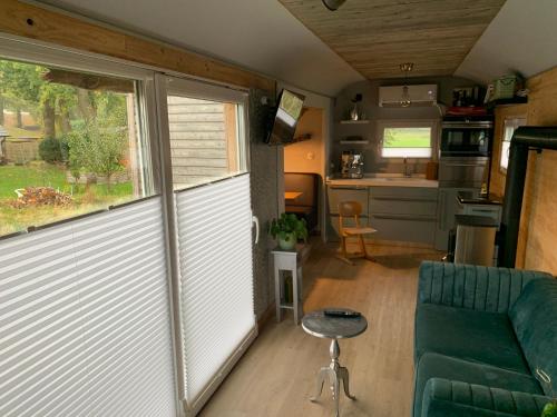 Zirkuswagen auf Radern, Tinyhouse, Tinyhaus, auf gruner Wiese, landlich, nahe Hamburg in Himmelpforten